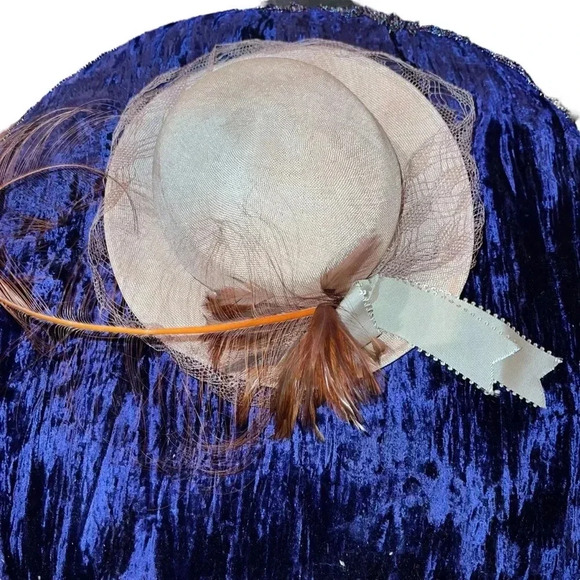 Vintage Mr. John 1950's Kentucky Derby Flapper Hat with Netting Bow and Feathers - Picture 3 of 7
